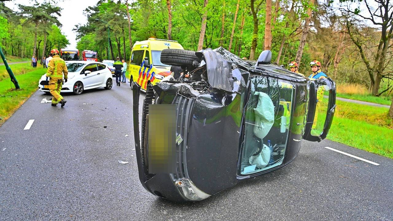 Automobilist belandt met auto op z'n kant na botsing tegen lantaarnpaal