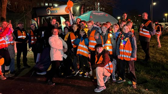 ALS-patiënt Frank en zijn zoons lopen samen met 4000 mensen de ALS Sunrise Walk