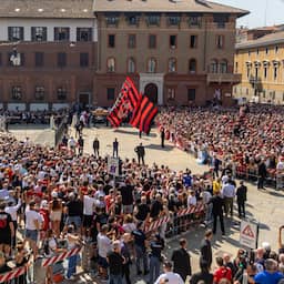 In beeld | Van Basten, Seedorf en fans bewijzen Milan-icoon Baresi laatste eer