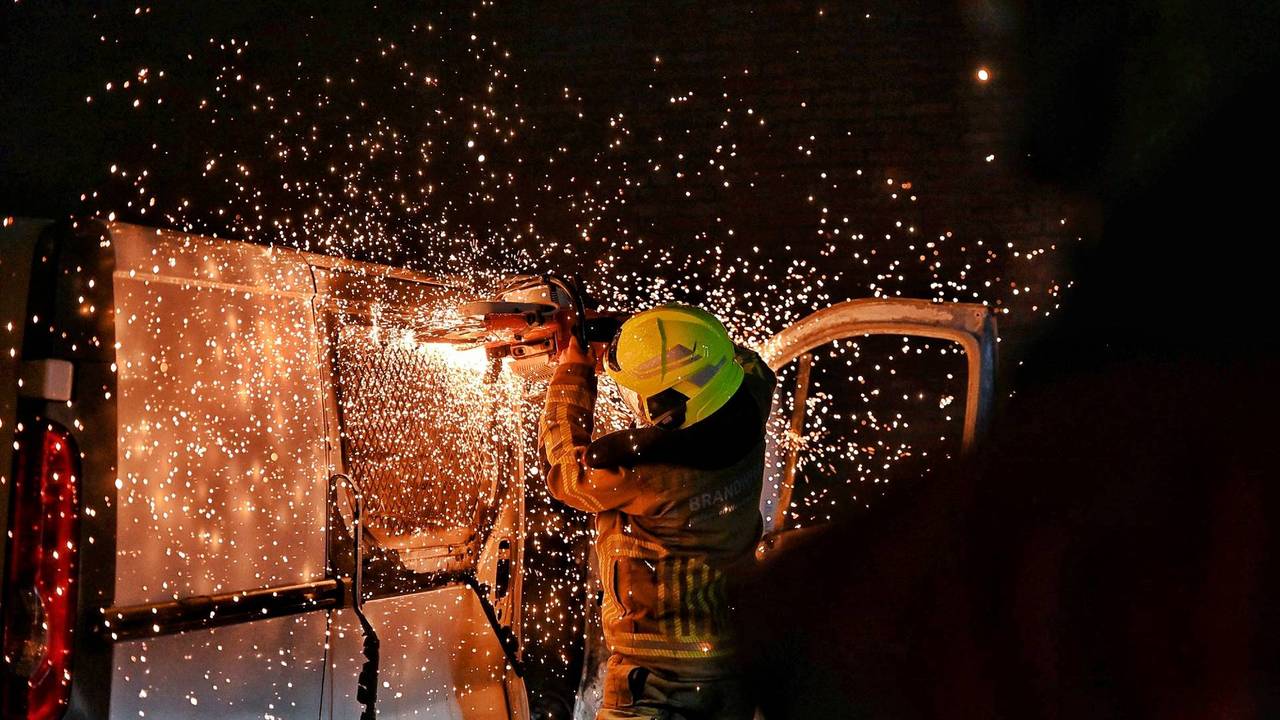 Busje in vlammen op in Berkel-Enschot, Ossenaar aangehouden