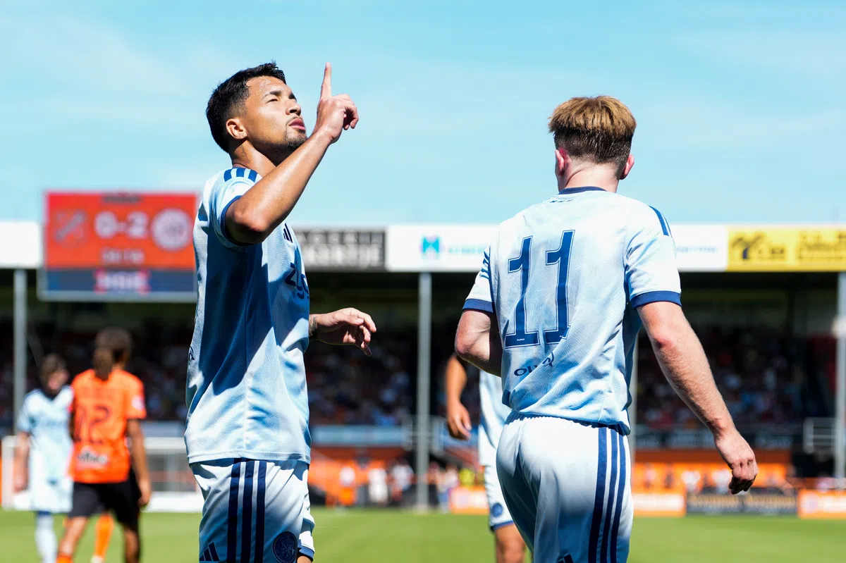 Ajax verslaat FC Volendam in oefenduel met eerste treffers Leonardo en Tolu