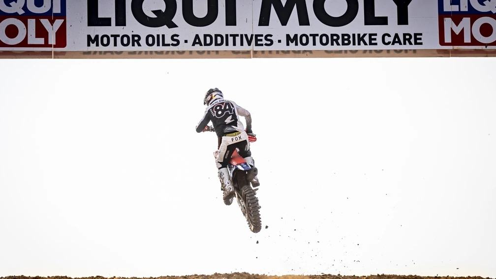 Motocrosser Herlings wint GP Groot-Brittannië en loopt fors in op gevallen WK-leider Coenen