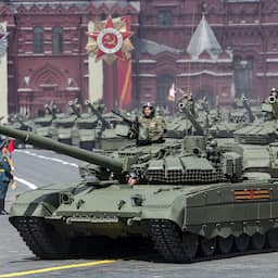 Pijnlijk voor Poetin: geen tanks, maar filmpjes bij belangrijke militaire parade