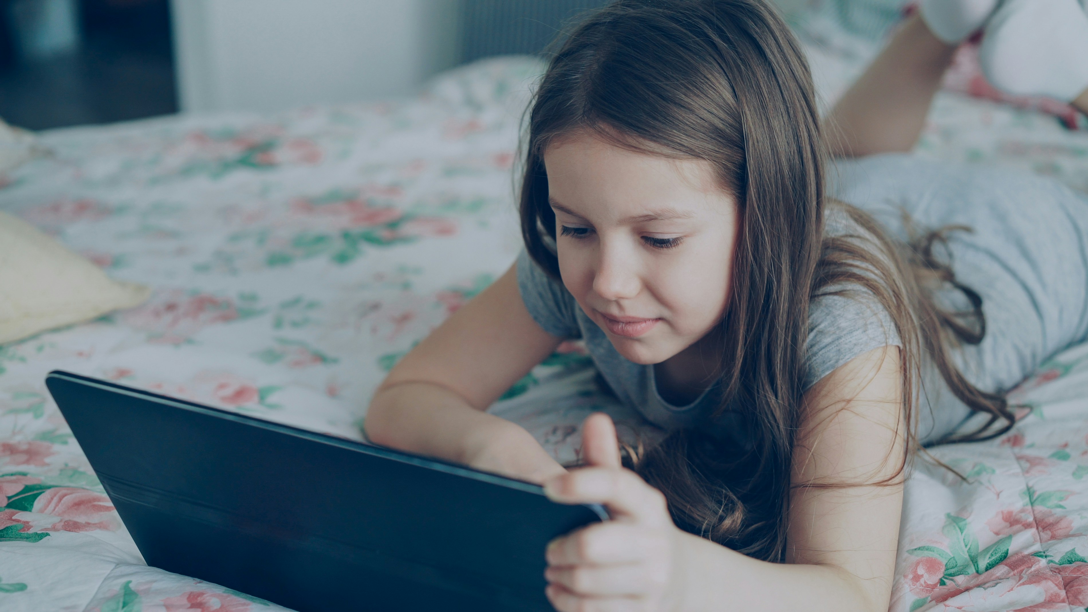 Onderzoekers: ‘Te jong op social media levert slechtere schoolresultaten op’