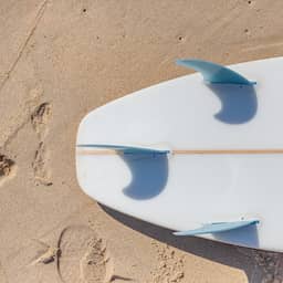 Surfer overleden op strand in Ouddorp, werd bewusteloos in het water gevonden