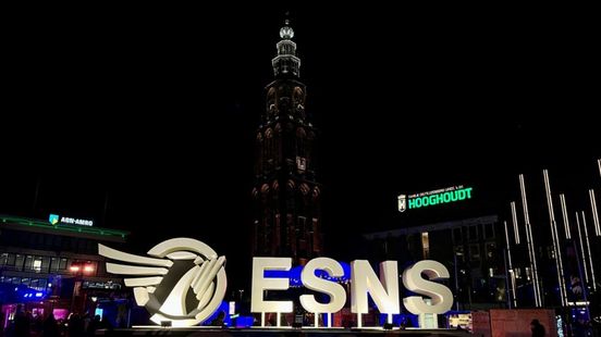 ESNS in beeld: liefde in de zaal bij poëet Joshua Idehen en in de rij voor jazzband Omasta