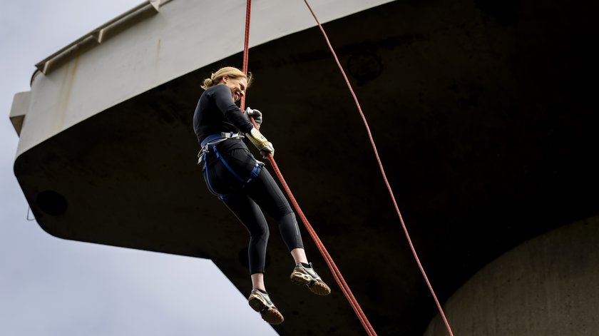 Carola Schouten overwint hoogtevrees en bungelt aan de Euromast. ‘Dit was spannender dan trouwen’