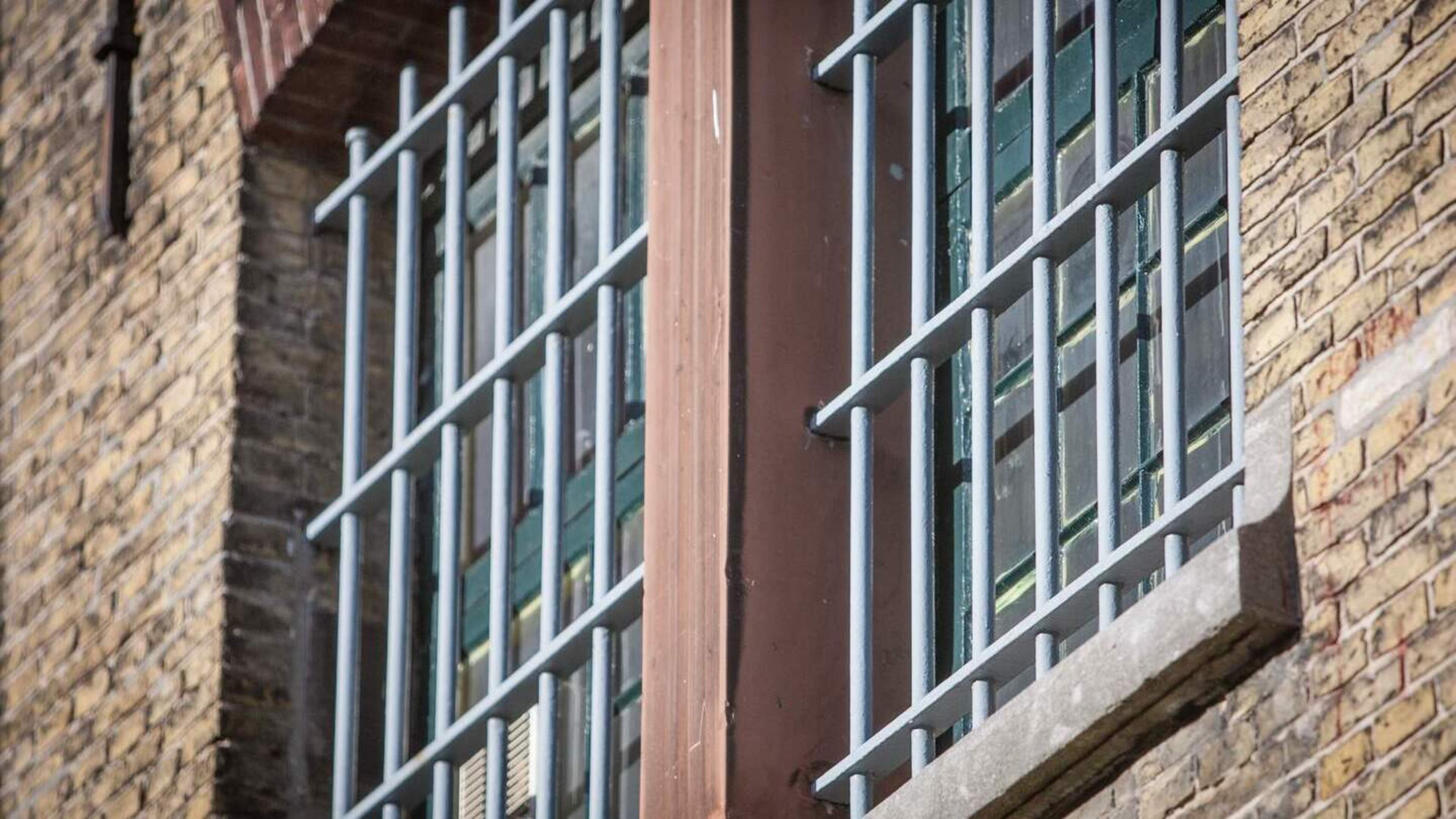 Britse man die lichaam moeder jarenlang in vriezer bewaarde, moet cel in
