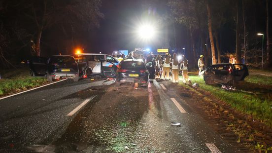 Auto rijdt in op alcoholcontrole, 3 gewonden en weg dicht