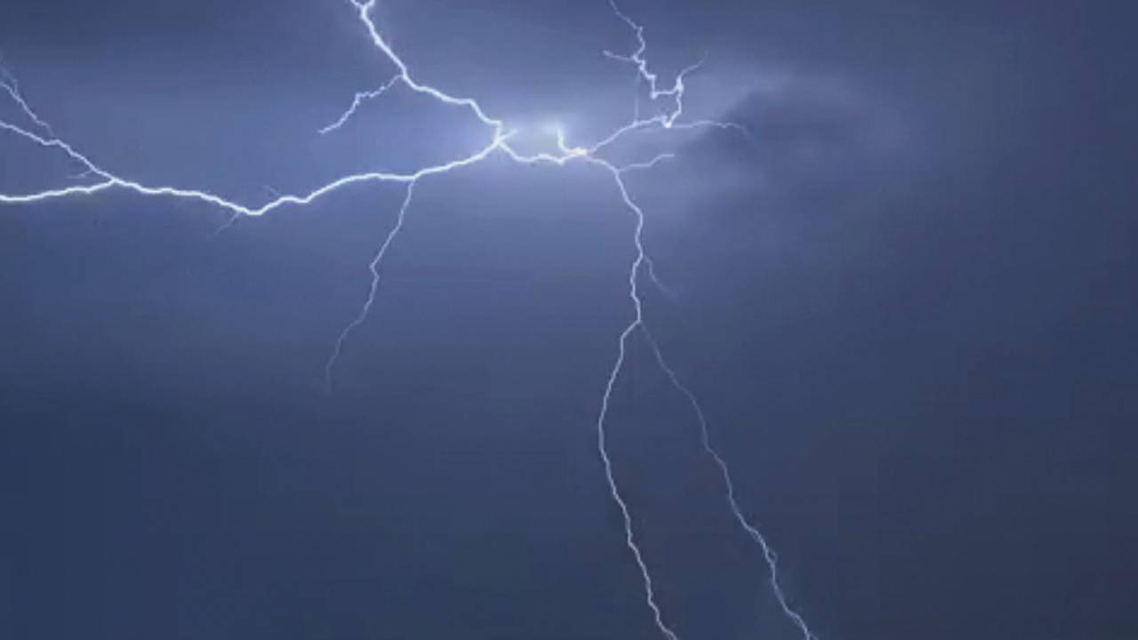 Waarschuwing voor stevige onweersbuien met windstoten en hagel