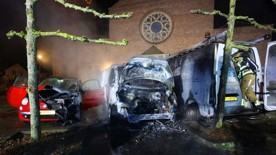 Drie voertuigen in de as; mogelijk brandstichting