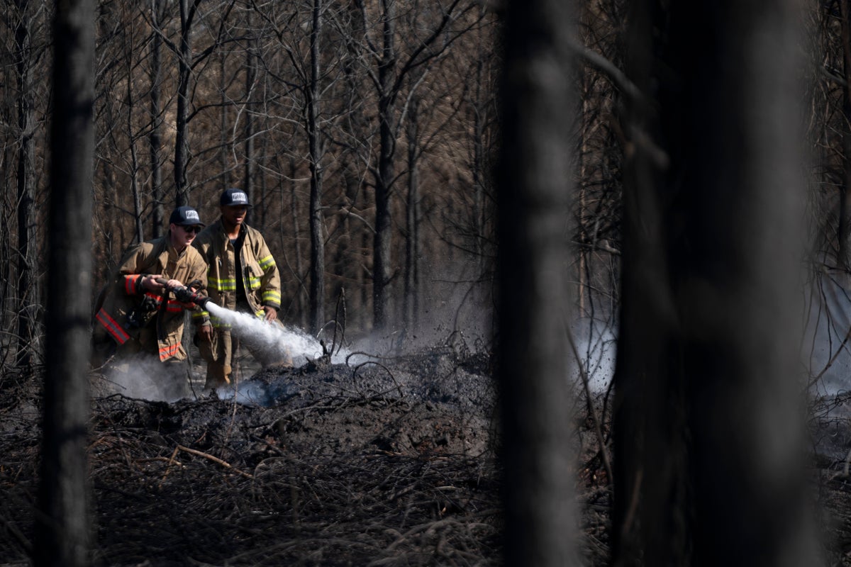 Growing wildfires in Georgia leave one firefighter dead and 120 homes destroyed