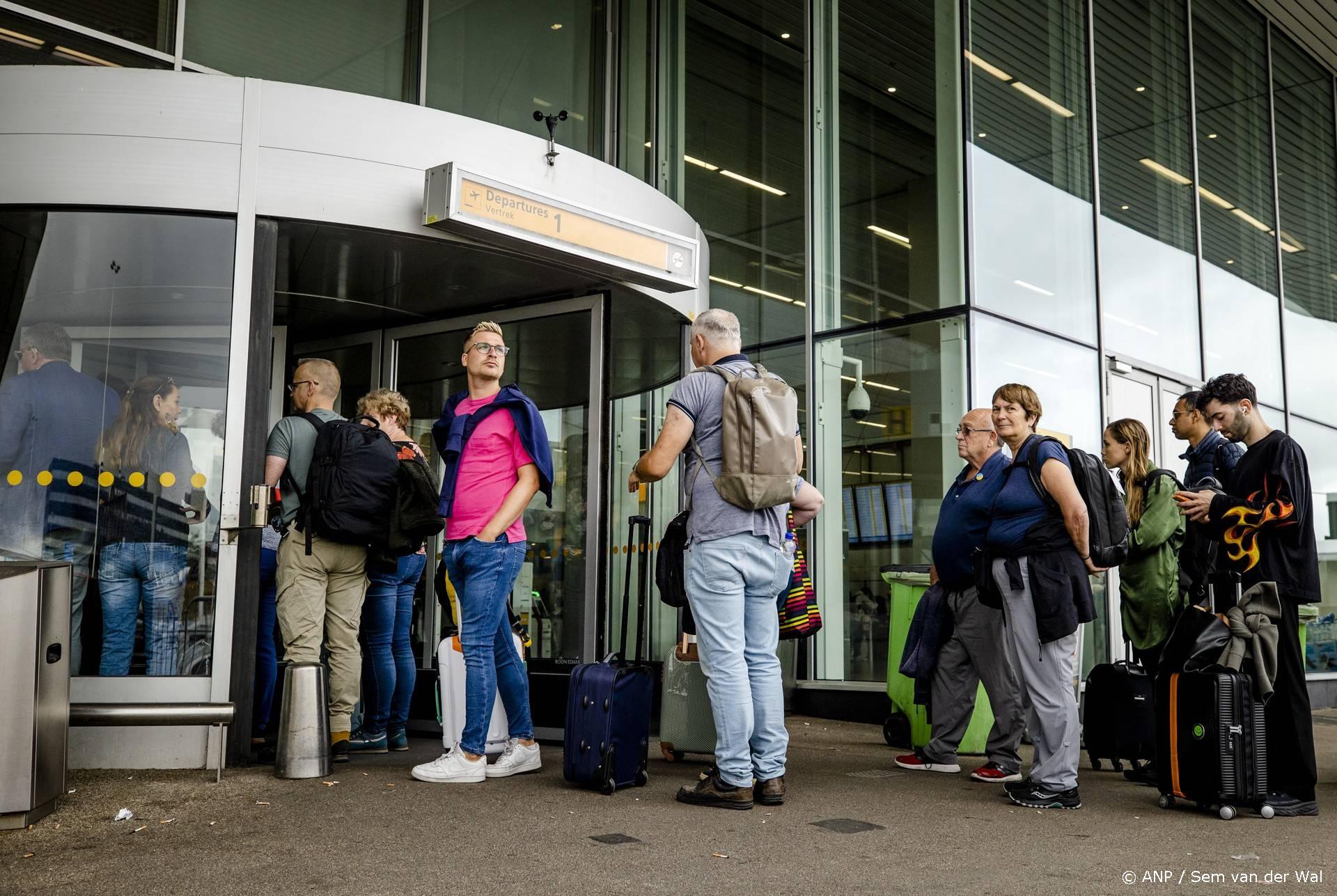 Schiphol onzeker over wachttijden na wijziging beveiligingsaanpak