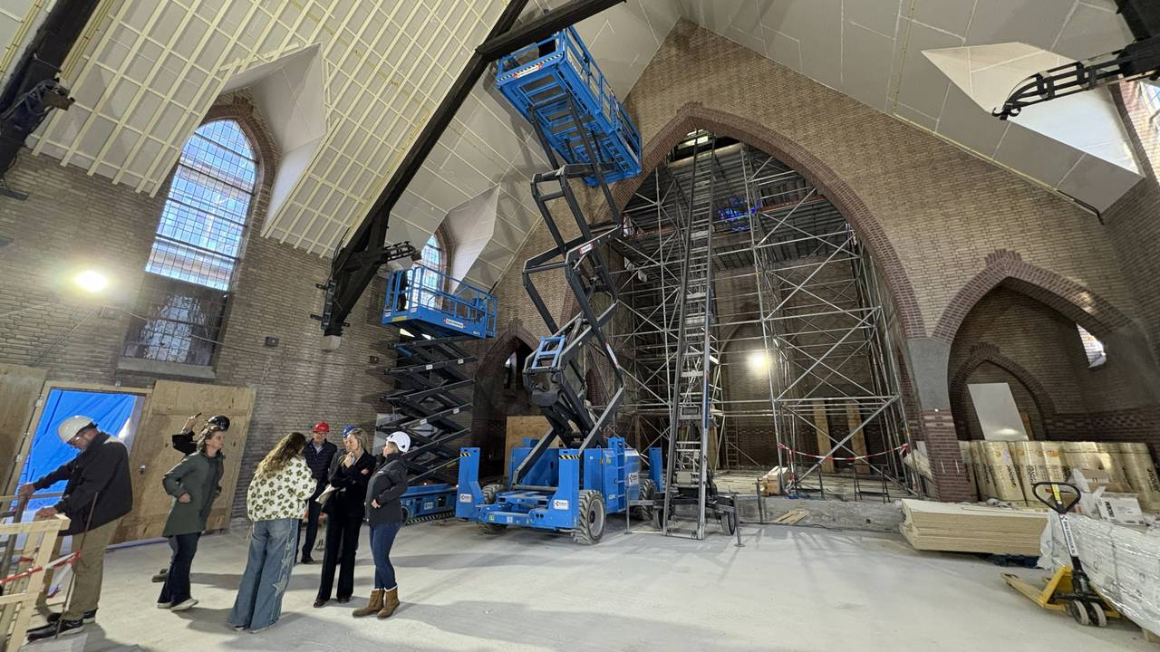 Oude kerkbanken omgebouwd tot bar: kerk transformeert tot dorpshuis