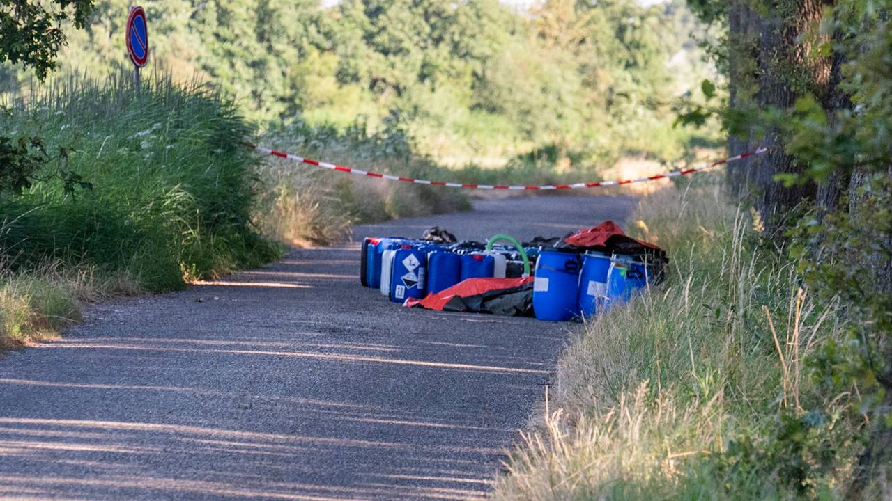 Tientallen blauwe vaten met vermoedelijk drugsafval gedumpt in Bavel