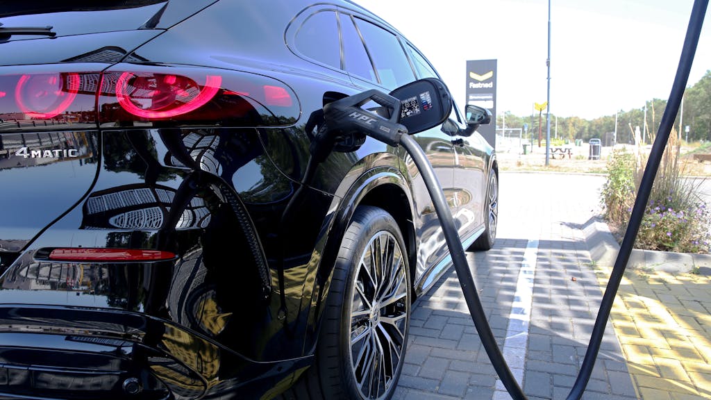 Meer volledig elektrische auto's verkocht, totale verkoop gedaald