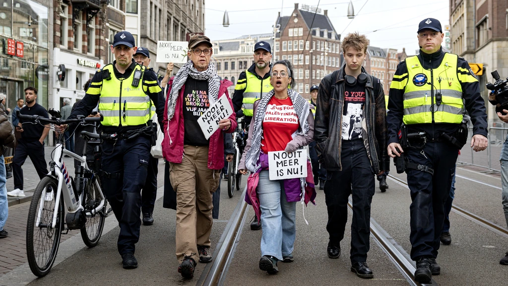 Twee minuten stilte waardig verlopen, demonstranten weggehaald voor dodenherdenking