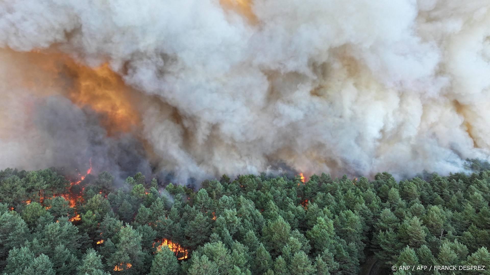 Bedwingen natuurbrand nabij Parijs kan nog dagen tot weken duren
