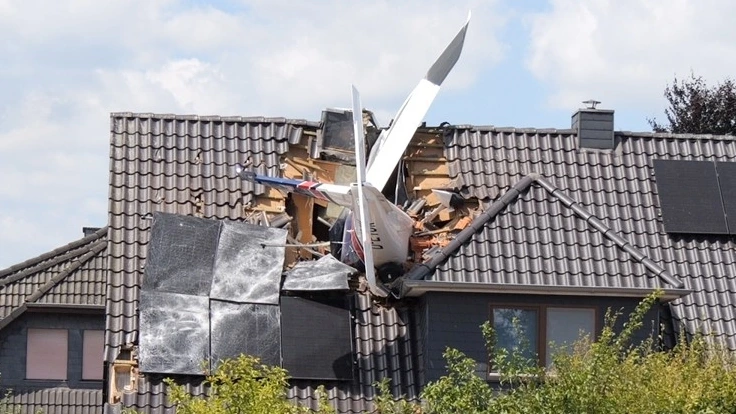 Vliegtuigje stort neer op huis bij Bremen: dode en vermiste
