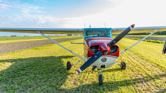 Vliegtuig maakt noodlanding in weiland bij Munnekezijl