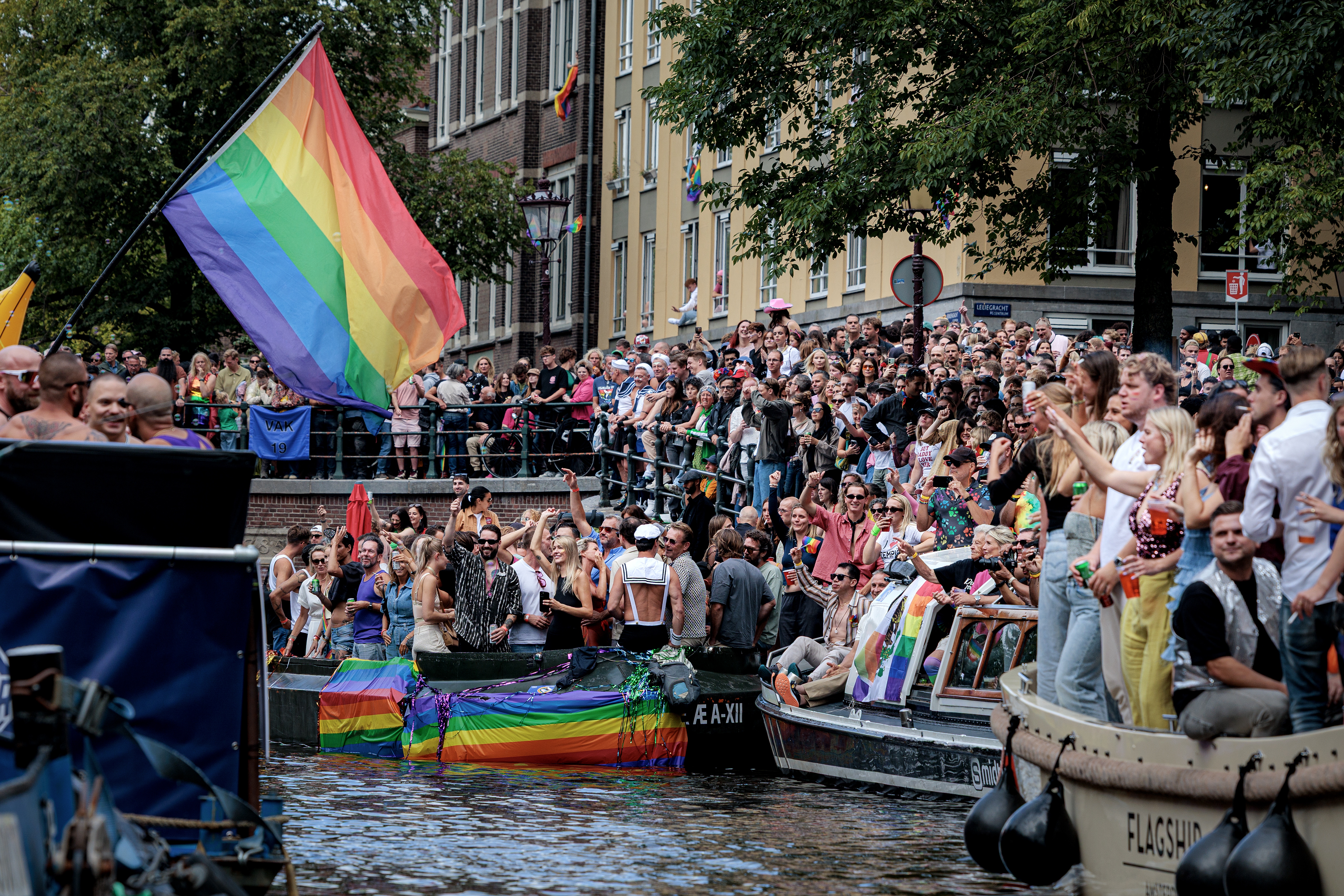 Voor het eerst betaalde tribune bij Canal Parade: dit betaal je voor een plek