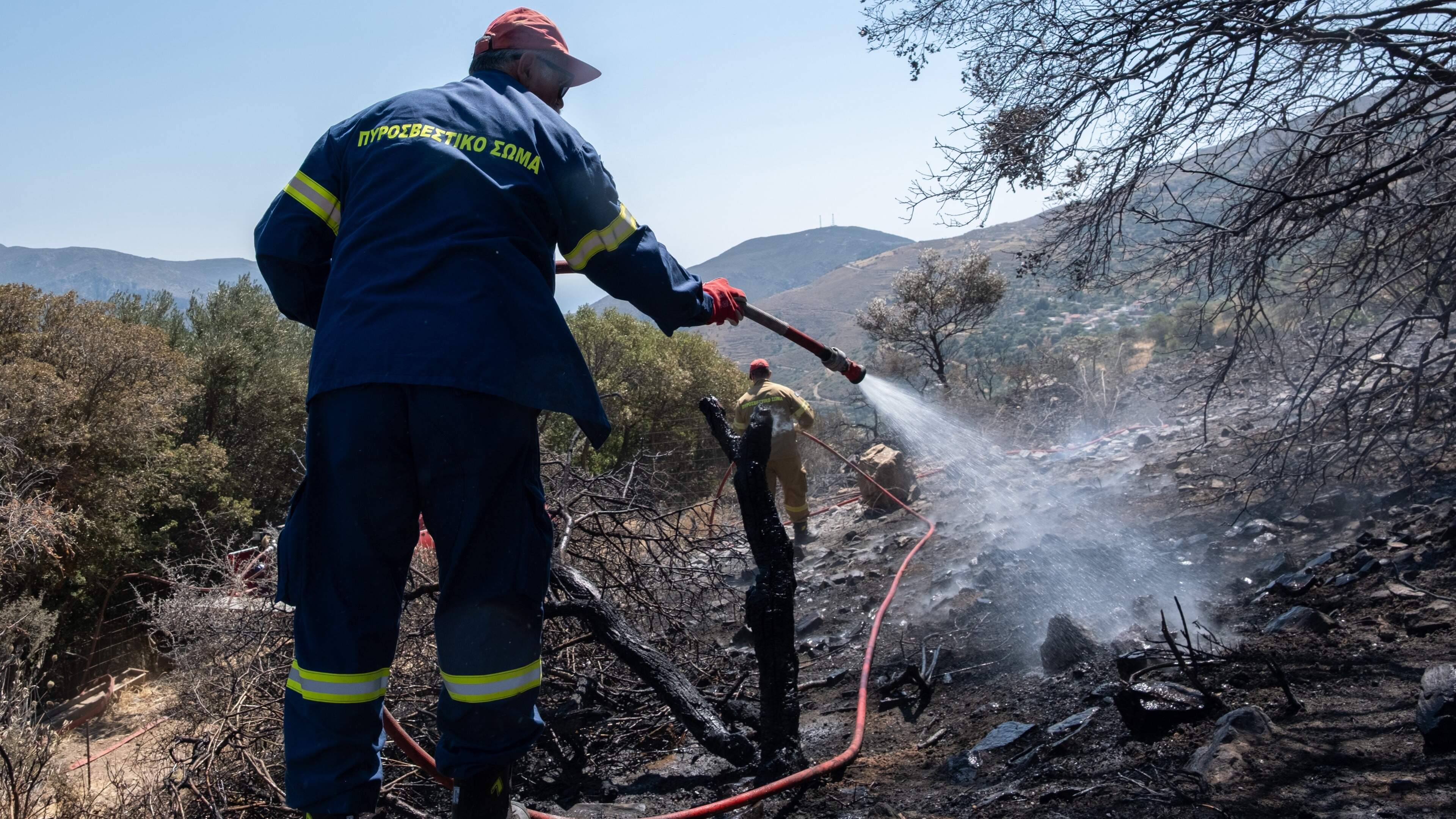 LIVE | Twee brandweerlieden omgekomen bij natuurbrand op Kreta: ’Het vuur is onbeheersbaar geworden’