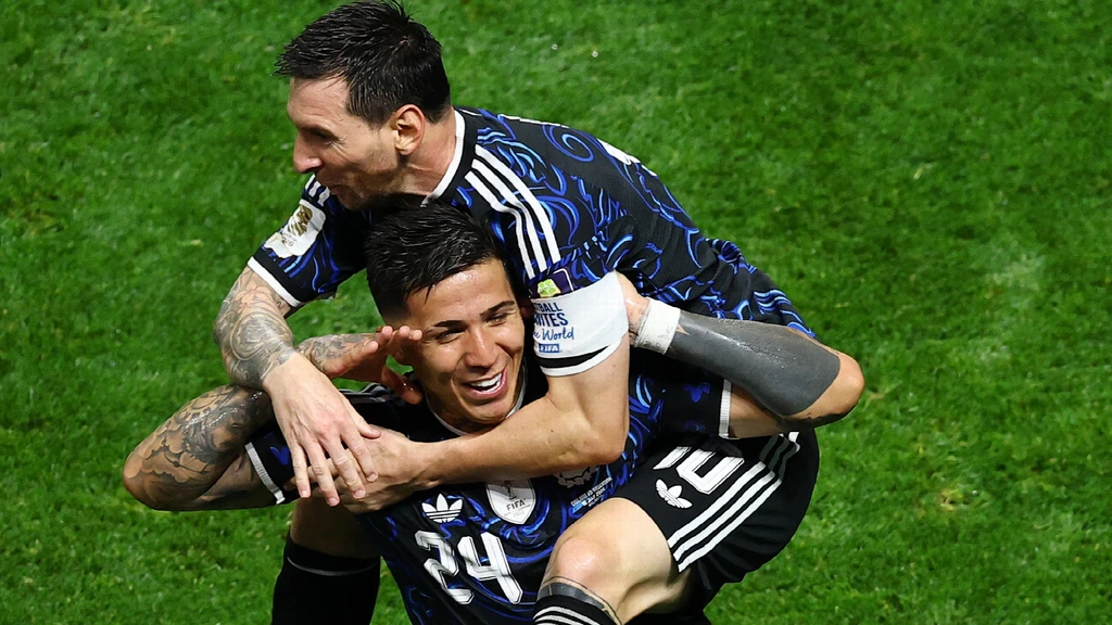 Argentinië staat wéér op als alles verloren lijkt en vecht zich langs Engeland naar finale