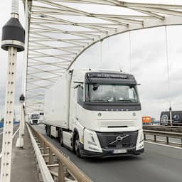 Rijkswaterstaat handhaaft verbod voor vrachtverkeer op Merwedebrug
