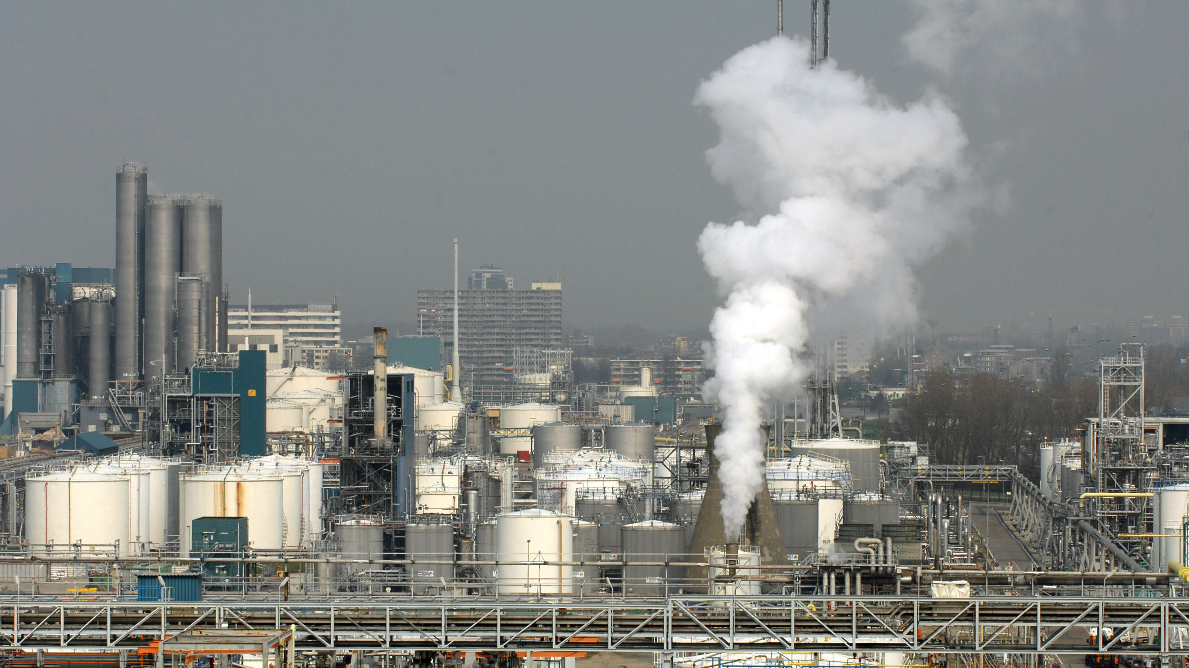 Europese Commissie wil prijsexplosie olie en gas voorkomen: adviseert drie jaar geen boetes bij overtreding van methaanregels