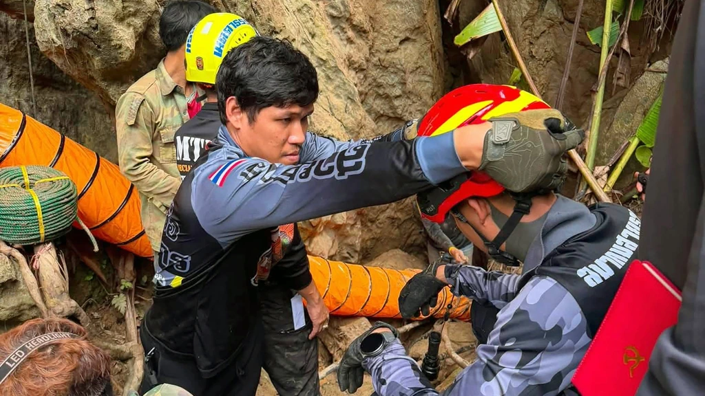 Vijf van zeven mensen die in grot in Laos vastzaten gevonden door reddingswerkers