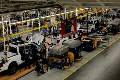 Trump steekt middelvinger op naar werknemer tijdens rondleiding in Ford-fabriek