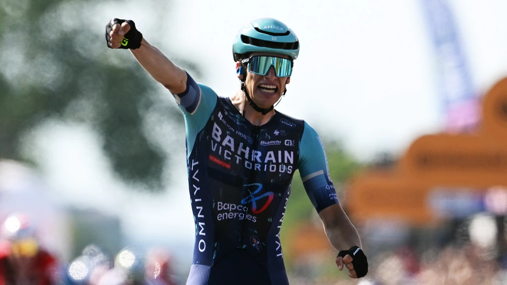 Belg Segaert troeft sprinters af met late aanval en wint twaalfde etappe in Giro