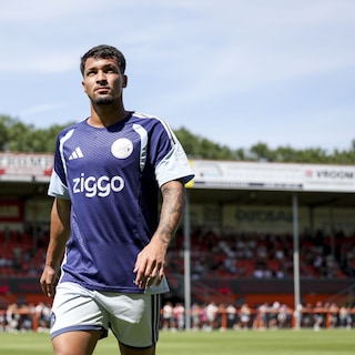 Ajax met Leonardo in de spits begonnen aan laatste oefenduel met FC Volendam, Arokodare op de bank