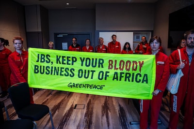 Activisten bestormen vergadering van vleesgigant met nepbloed bij hotel Schiphol, beleggers vluchten zaal uit