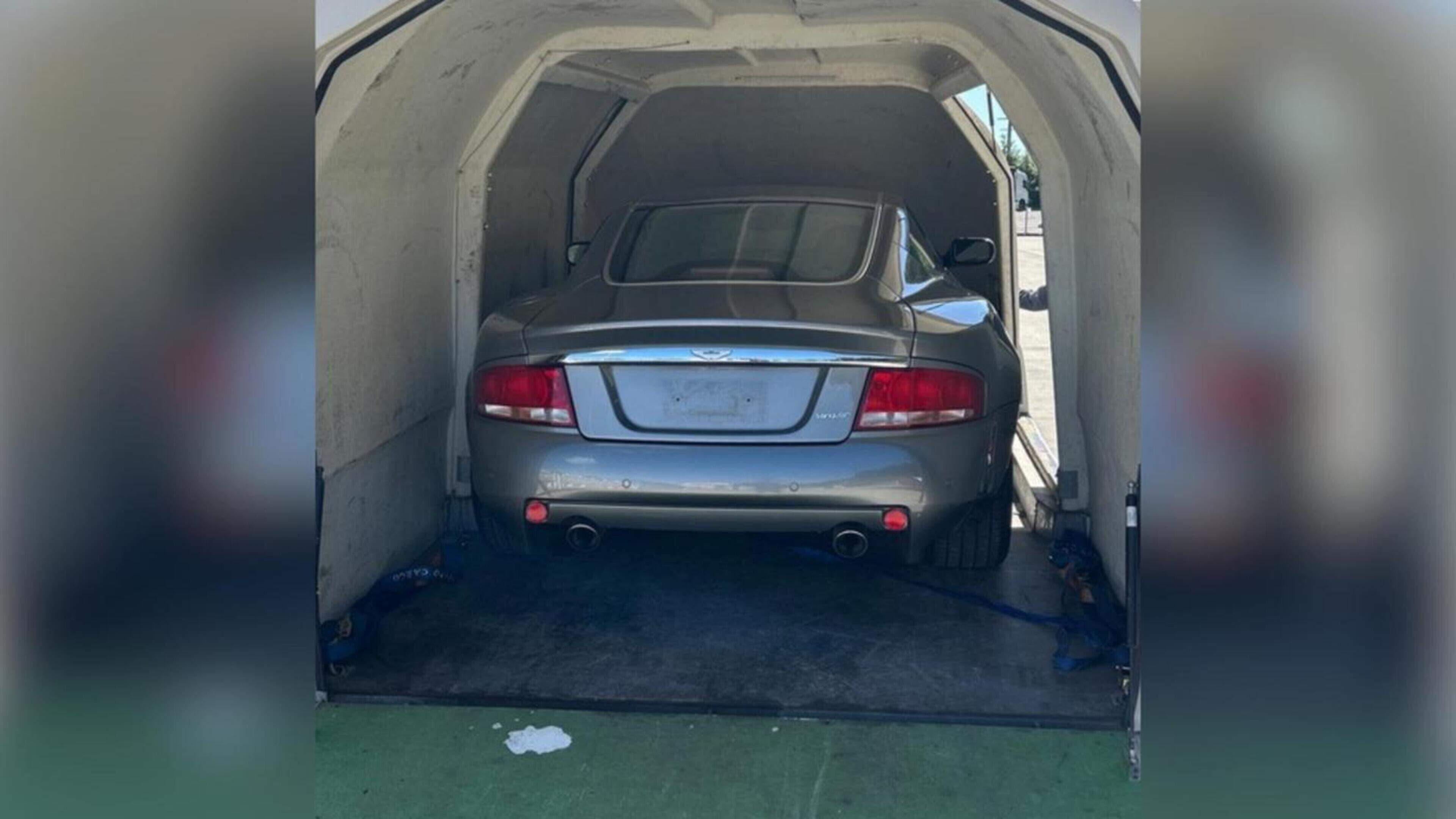 Nederlander (52) bij Zwitserse grens betrapt met zeldzame ’James Bond-auto’ in trailer: bekend van raketten en schietstoel