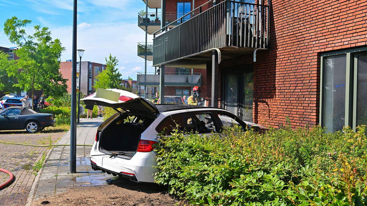 Automobilist rijdt tegen appartement in Veldhoven aan, bestuurder gewond