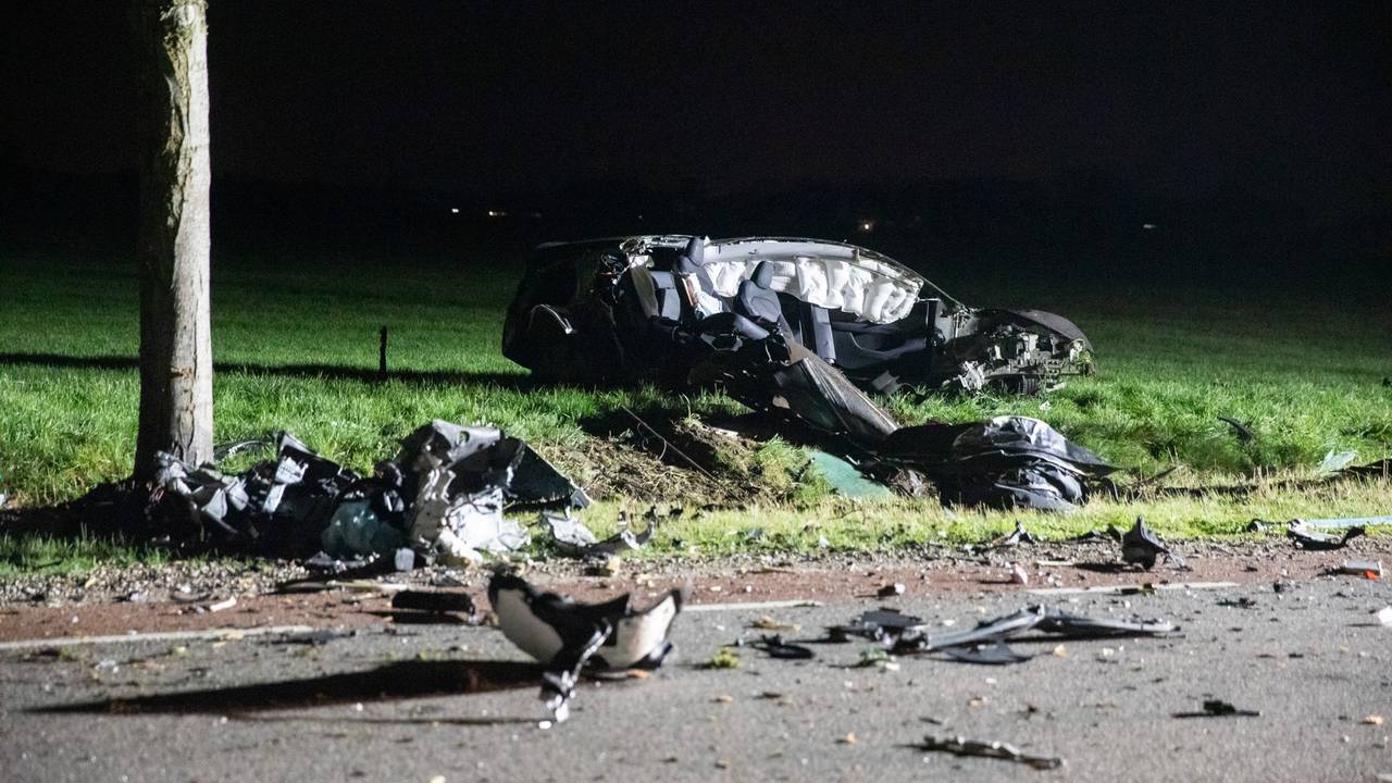 Automobilist zwaargewond bij crash Roosendaal, weg bezaaid met brokstukken