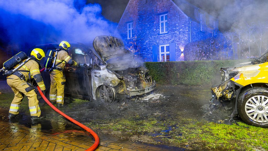 Politie onderzoekt reeks autobranden in Heesch en zoekt getuigen
