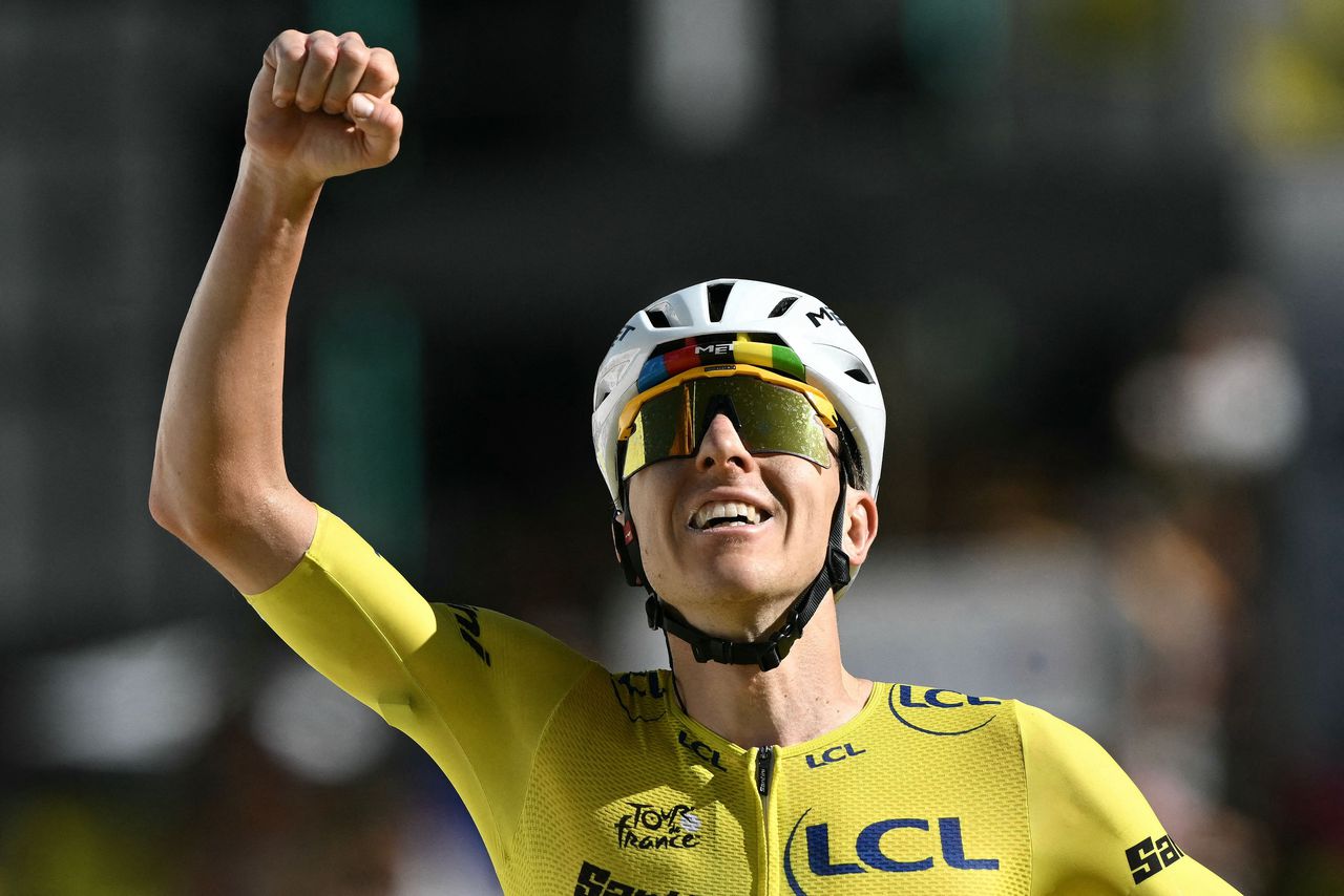Op festivalberg Alpe d’Huez wint Pogacar weer, maar de drukte eist een slachtoffer