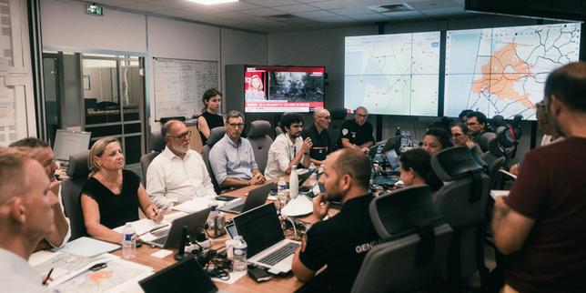 As wildfires rage in France, crisis management goes round the clock
