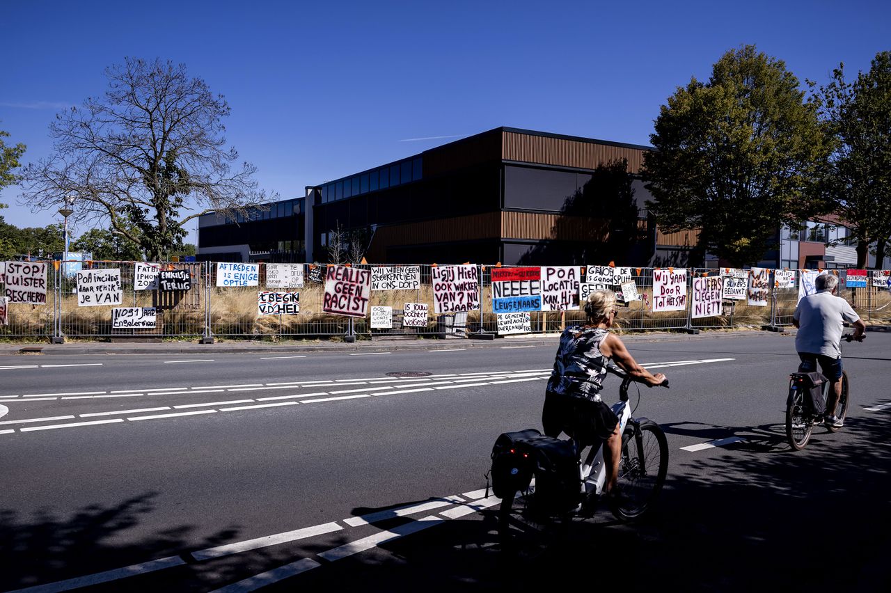 Bekladde huizen, twee aparte appgroepen en een ‘klauwhamerincident’: hoe de plannen voor een azc een Brabants dorp in tweeën splijten