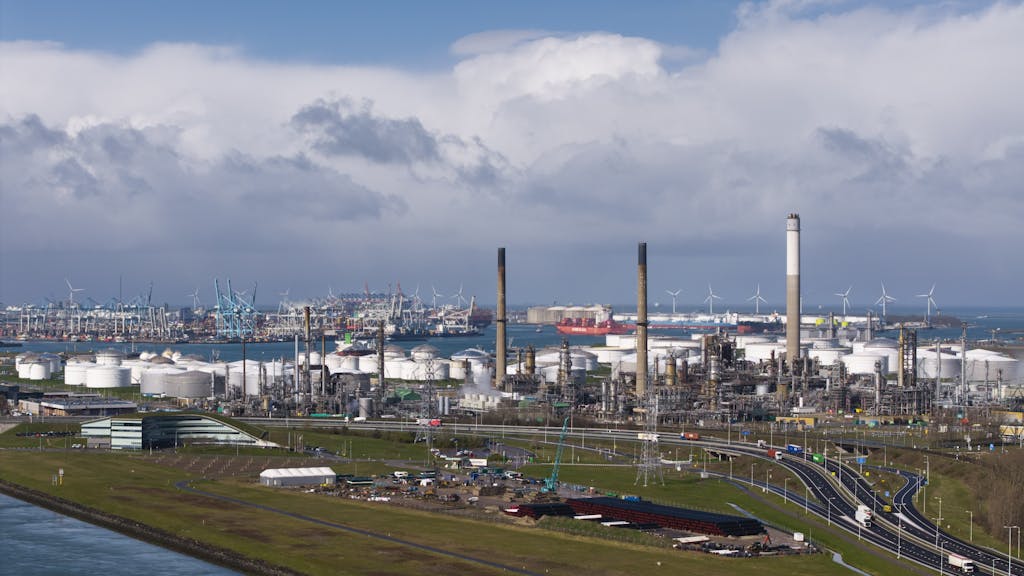 Burgemeester Schouten waarschuwt: ‘Chemiesector in de knel, prijzen onszelf de markt uit’