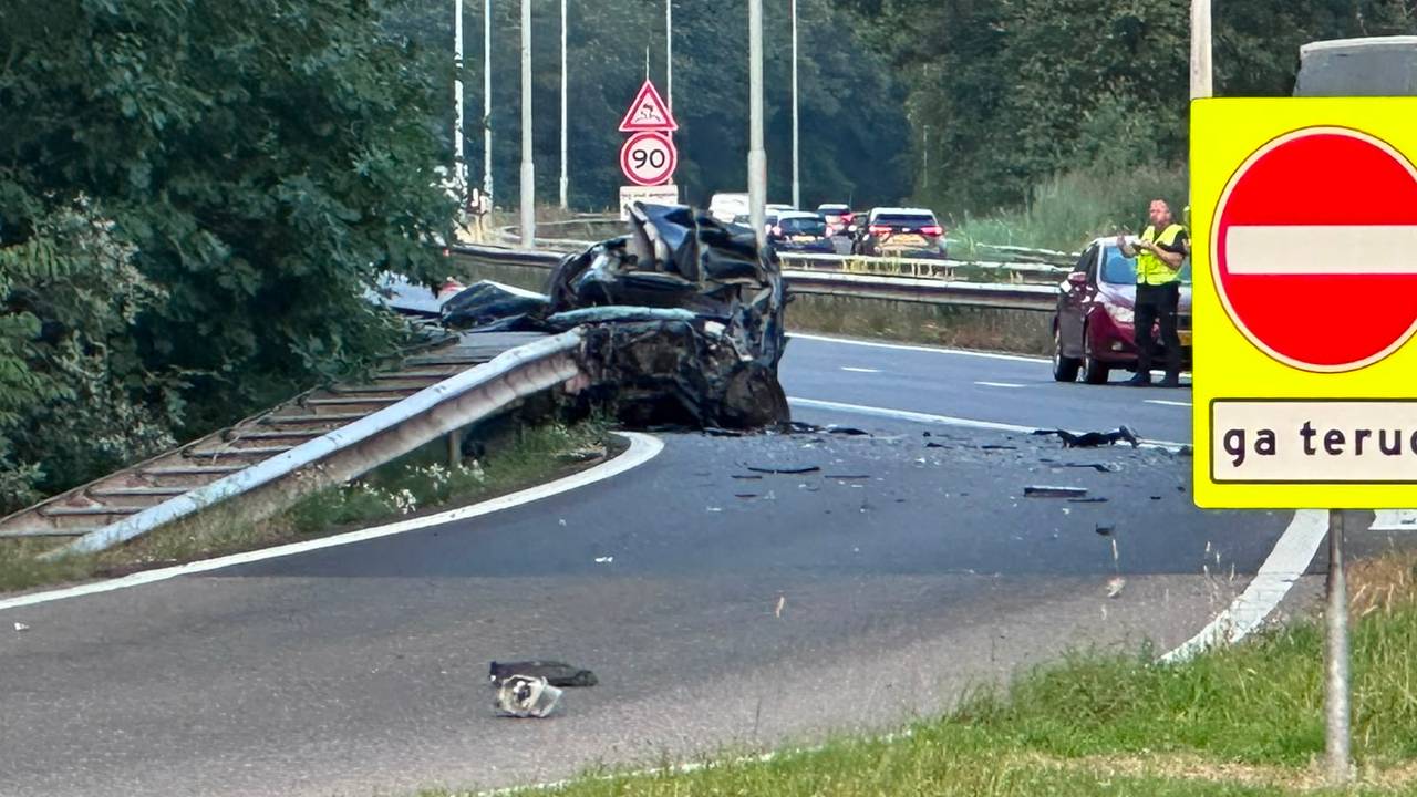Dode bij ongeval op A27 bij Oosterhout, weg is dicht tot tien uur