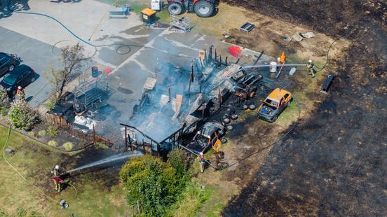 Schuur gaat verloren bij brand in Bantega | Hulpdiensten halen man uit het water bij Lemmer