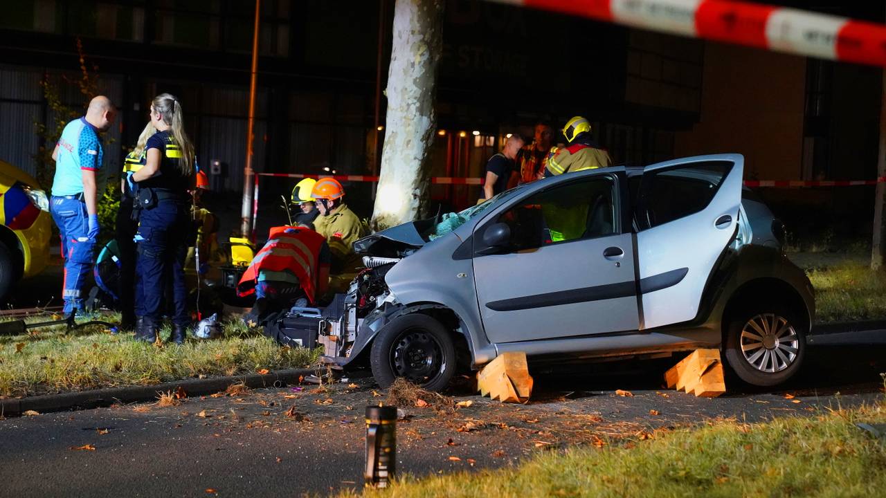Vrouwen gewond bij crash tegen boom in Den Bosch, lachgascilinder gevonden