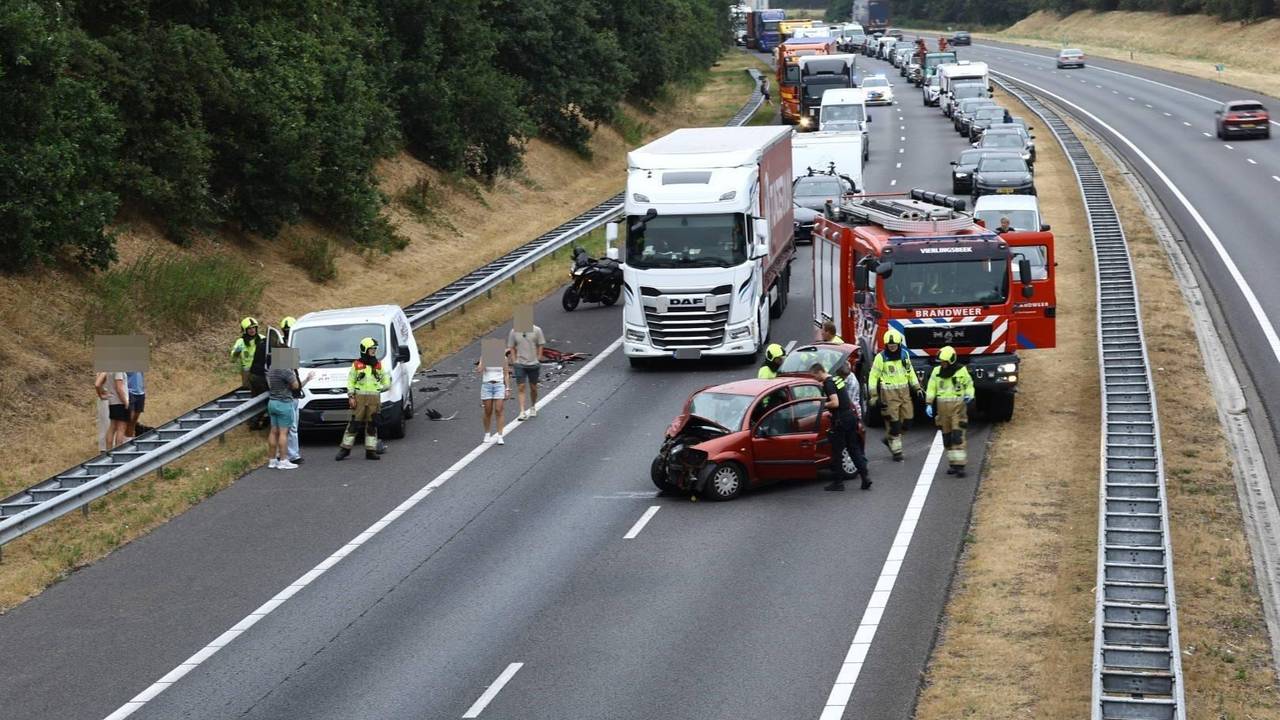 Gewonde bij ongeluk op A73 bij Sambeek, traumahelikopter opgeroepen