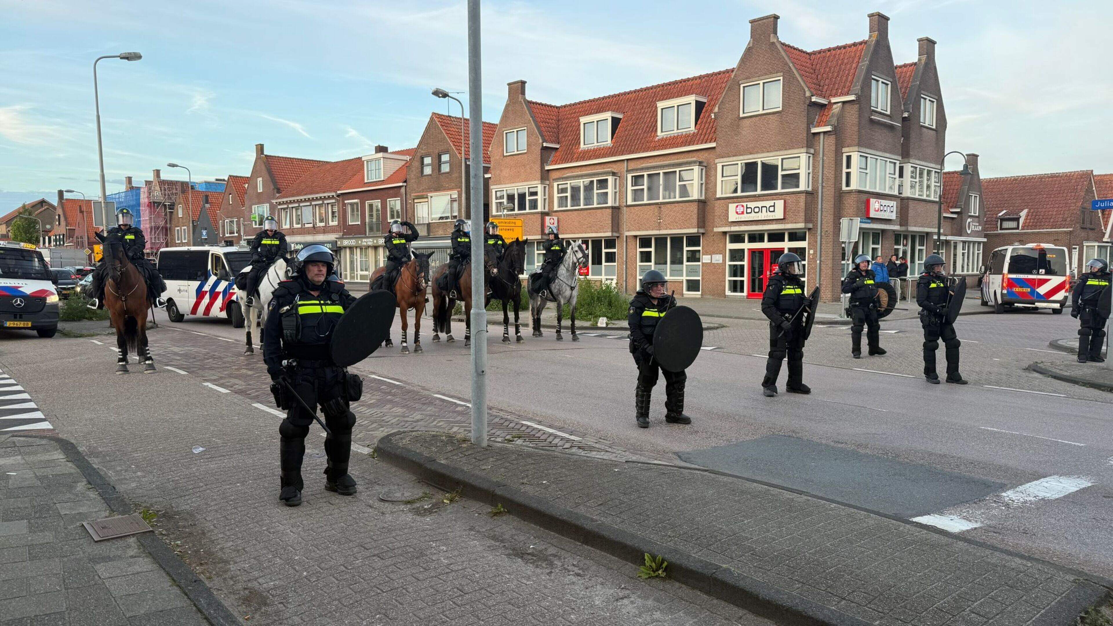 Ongeregeldheden na Ajax-zege in Volendam: ME grijpt in rond stadion, feest op de dijk
