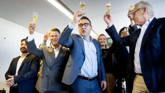 Champagne en taart voor Richard de Mos: 'Wie ons uitsluit, heeft lak aan democratie'