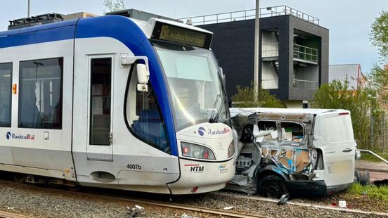 Botsing tussen tram en busje, bestuurder gewond naar ziekenhuis
