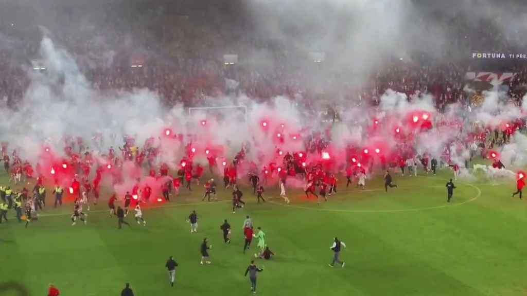 Eigen harde kern voorkomt kampioenschap van Slavia Praag met bizarre veldbestorming